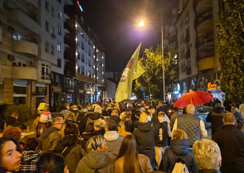 VIDEO 'Studentska osveta Vučiću': Pogledajte što su napravili sjedištu SNS-a u Novom Sadu