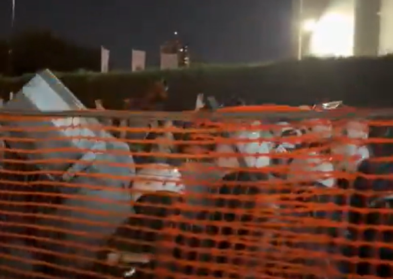 VIDEO Obračun ispred Informera, policija krenula na masu: 'Dijana Hrka je dobila pendrek'