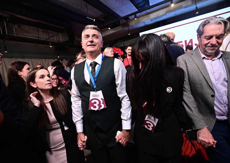 Nakon večerašnjeg kaosa u Beogradu oglasio se čovjek koji je srušio Vučića: 'Molimo vas, nemojte pribjegavati nasilju'