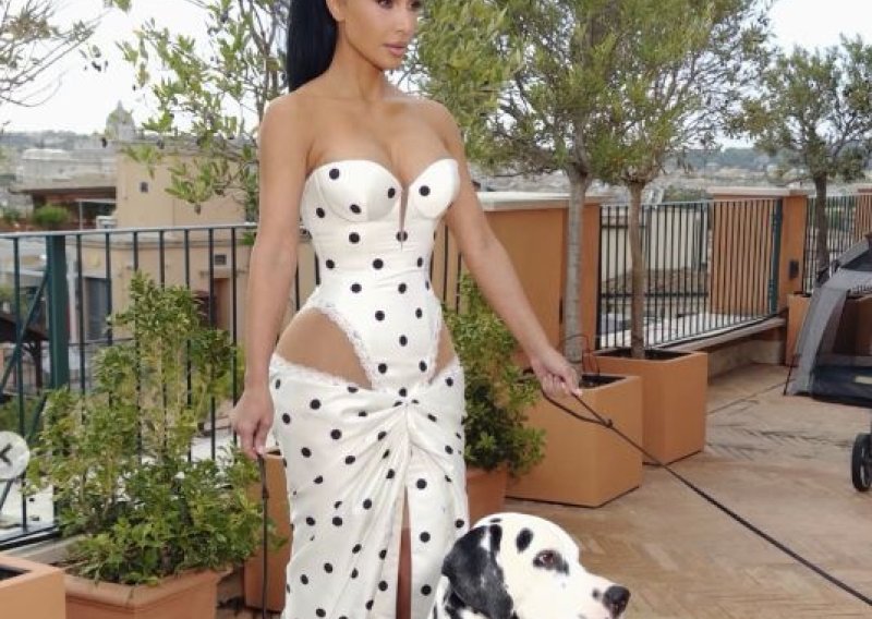 Kim Kardashian u haljini kakvu još nismo vidjeli: Točkice, čipka i odvažni prorezi ukrali svu pozornost