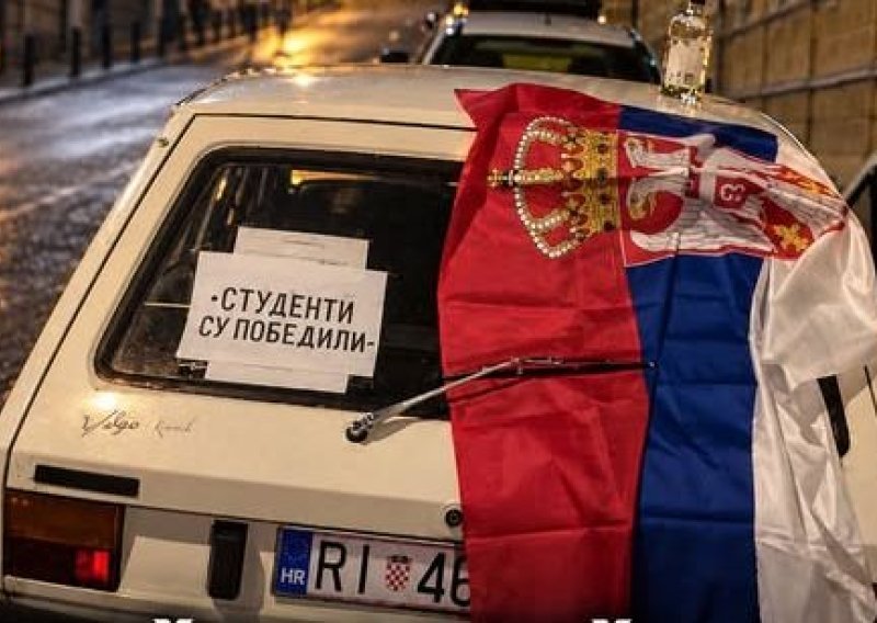 Kultni Yugo, srpska zastava i neobična poruka: Fotografija iz Rijeke obišla regiju