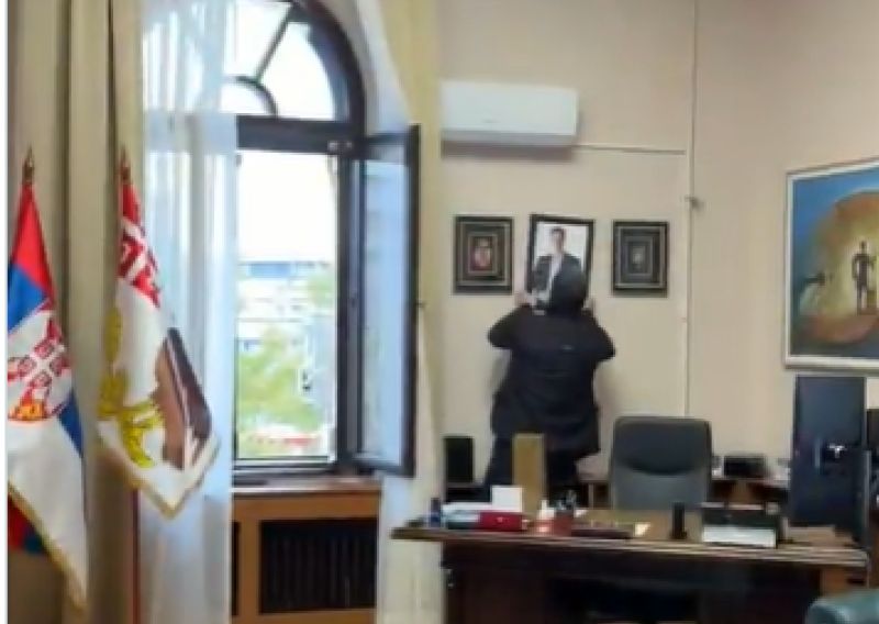 VIDEO Vučićeve fotografije skidaju se sa zidova institucija diljem Srbije: Pogledajte prizore