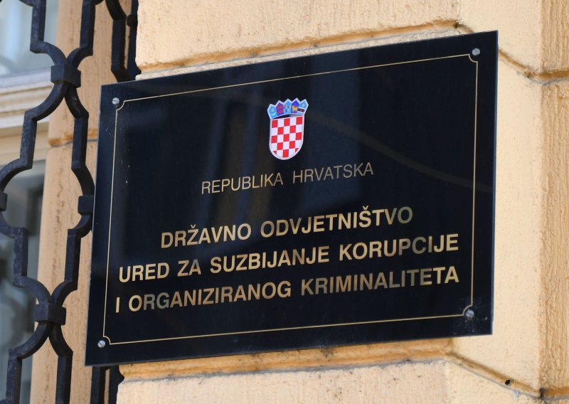 USKOK pokrenuo istragu protiv načelnika Nove Kapele. Uzimao je mito za rasvjetu na igralištu?