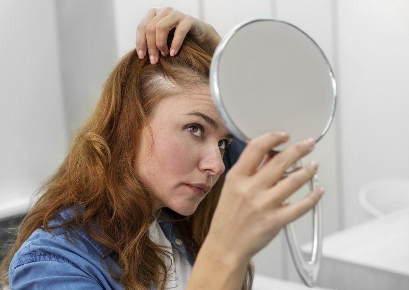 Sijede vlasi pojavile su vam se ranije nego što ste očekivali? Dermatolozi otkrivaju moguće razloge