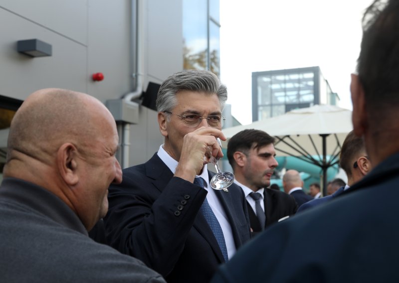 Plenković uživao u obnovljenom lječilištu, a onda se pojavila neugodna poruka