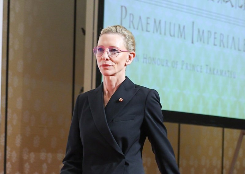 Cate Blanchett demonstrirala moć crnog odijela: Kožne hlače i ružičaste naočale za modni mat u jednom potezu
