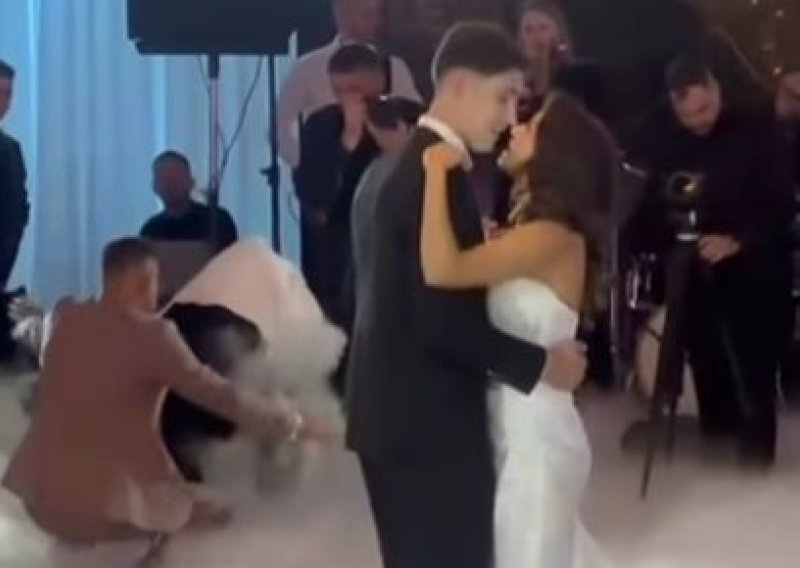 Prvi ples na splitskom piru pretvorio se u pravi show: Pogledajte što se događalo iza leđa mladenaca