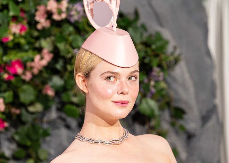 Elle Fanning pojavila se u izdanju koje je teško opisati: Njezin šešir ukrao je svu pozornost