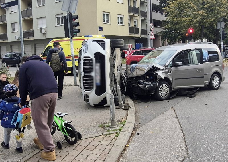 FOTO Težak sudar na zagrebačkoj Knežiji: Automobil završio na boku