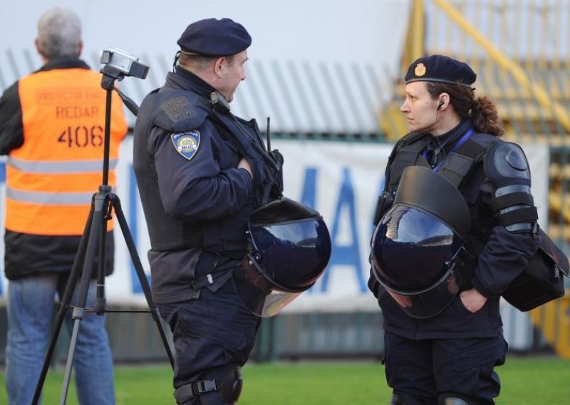 Split: privedena tri huligana zbog napada na policajce