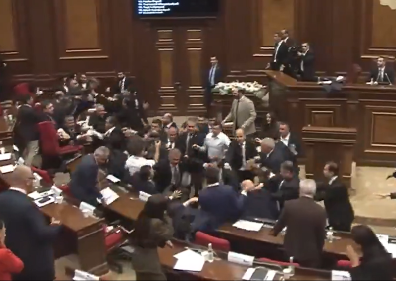 VIDEO Letjele stolice i udarci u parlamentu: Pogledajte masovnu tučnjavu političara