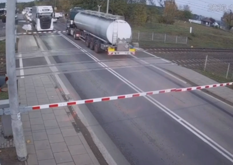 VIDEO Za dlaku izbjegnuta katastrofa: Cisterna zapela na tračnicama, vlak jurio prema njoj