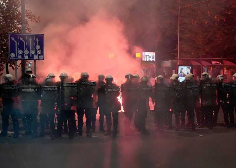 Šok-bombe, vodeni top i ljudi u crnom: Što se događalo iza kulisa Vučićeva izbornog poraza?