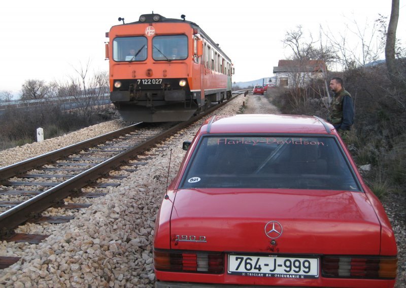 Iskliznuo putnički vlak za Sunju