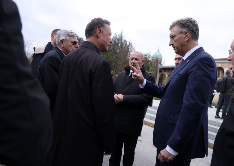 Plenković i Jandroković na Mirogoju položili vijence
