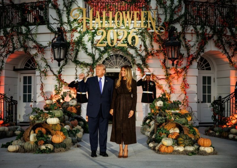 Donald i Melania ugostili tisuće mališana: Dijelili slatkiše, a usred zabave uslijedio spektakl na nebu