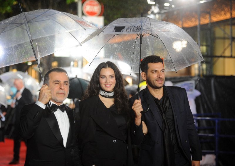 Turski zavodnik iz 'Tajni prošlosti' i supruga Iman očarali Tokio na premijeri filma s Evom Green