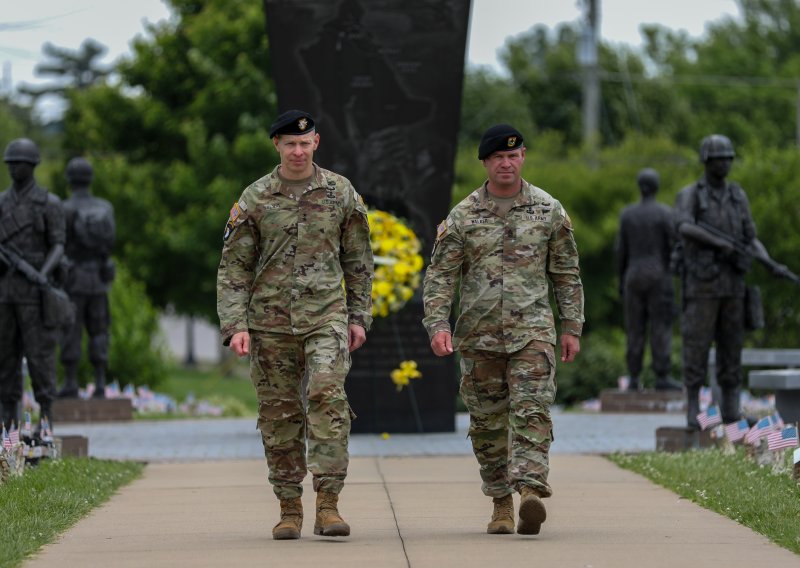 Trese se Pentagon: Smijenjen ključni general, priča je čudna