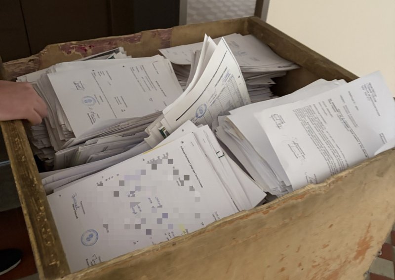 FOTO Novi skandal u Srbiji? Studenti tvrde da je u ministarstvu trebala biti uništena dokumentacija