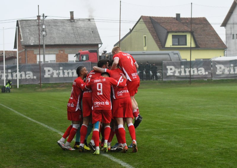 Nikada nisu igrali SHNL, a sada su na oproštaju od kultnog stadiona preuzeli vrh