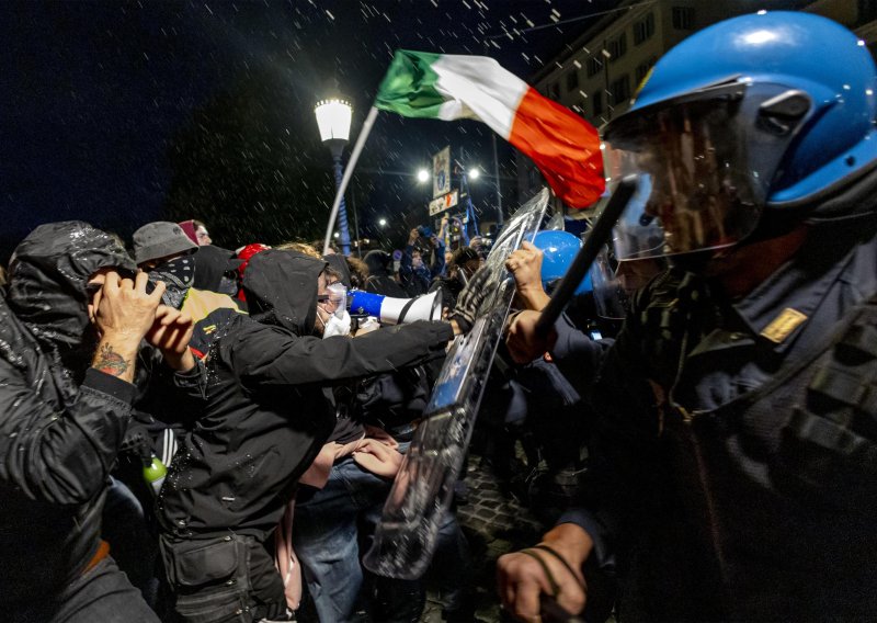 FOTO Italija gori: Deseci tisuća ljudi na ulicama, traju sukobi s policijom