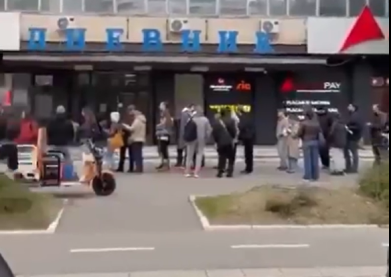 VIDEO Širi se snimka iz Novog Sada: Banci oduzeta dozvola, pogledajte kakav kaos je nastao