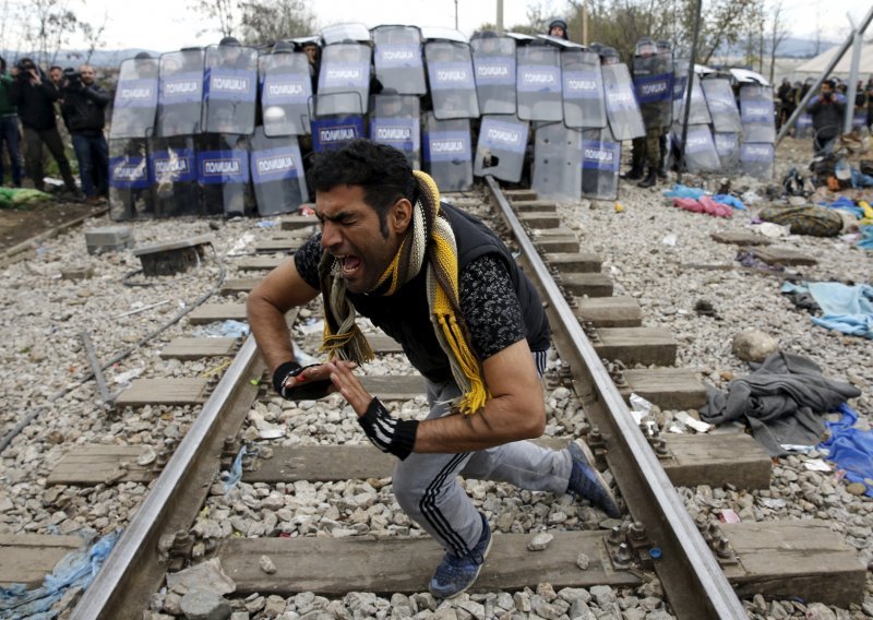 Suzavcem na stotine izbjeglica duž makedonske granice
