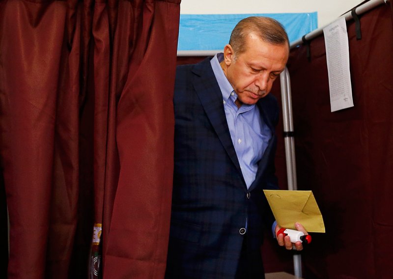 Erdoganova stranka premoćno vodi na izborima