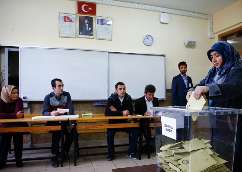 Turci pohrlili na birališta, a odabrali su ...
