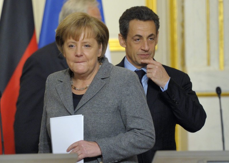 Euro slabi, a Merkel i Sarkozy požuruju Grčku