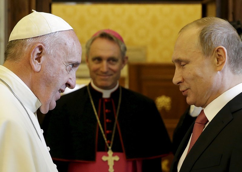 Putin kasnio Papi sat vremena, na dar dobio Anđela mira