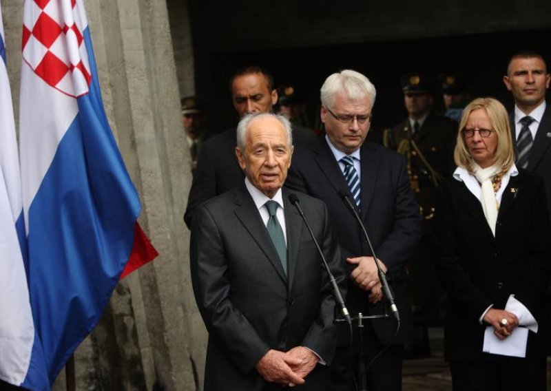 Presidents Peres and Josipovic visit Jasenovac Memorial Site