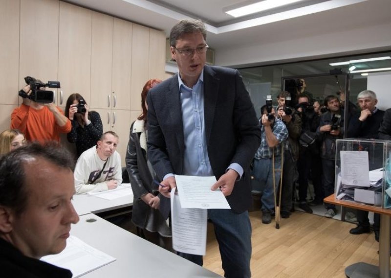 U Srbiji do 14 sati glasovalo manje od trećine birača