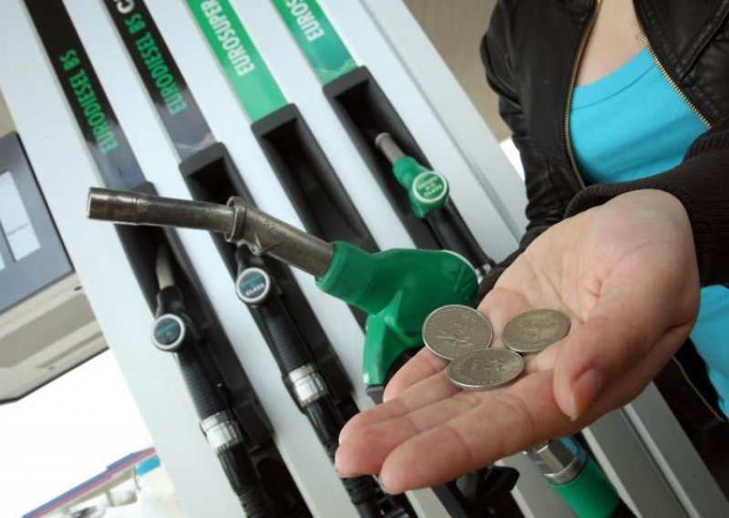 Padaju cijene benzina za 24 do 35 lipa