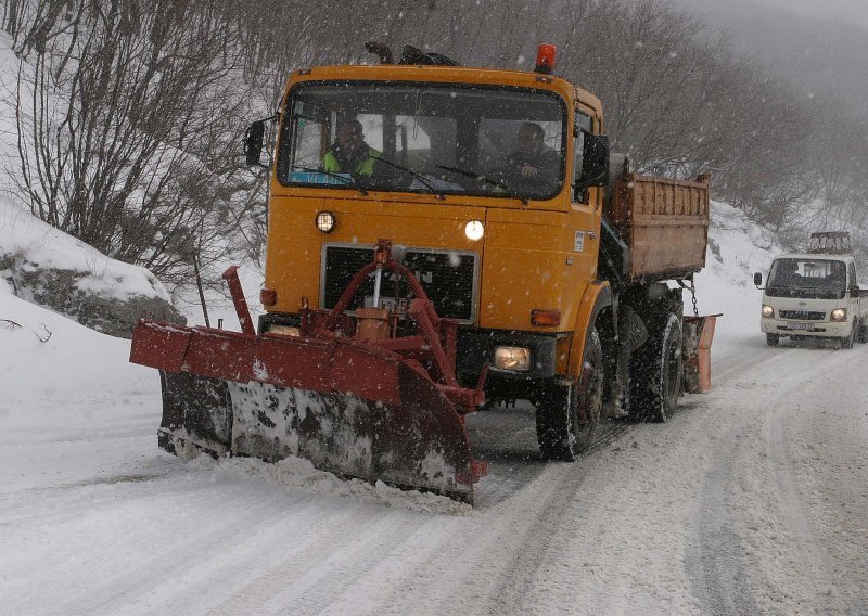 Zbog snijega otežan promet u većem dijelu Hrvatske