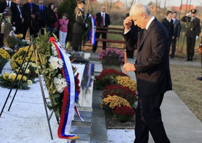 Isprike ne mogu izbrisati cvijeće na srpskim tenkovima