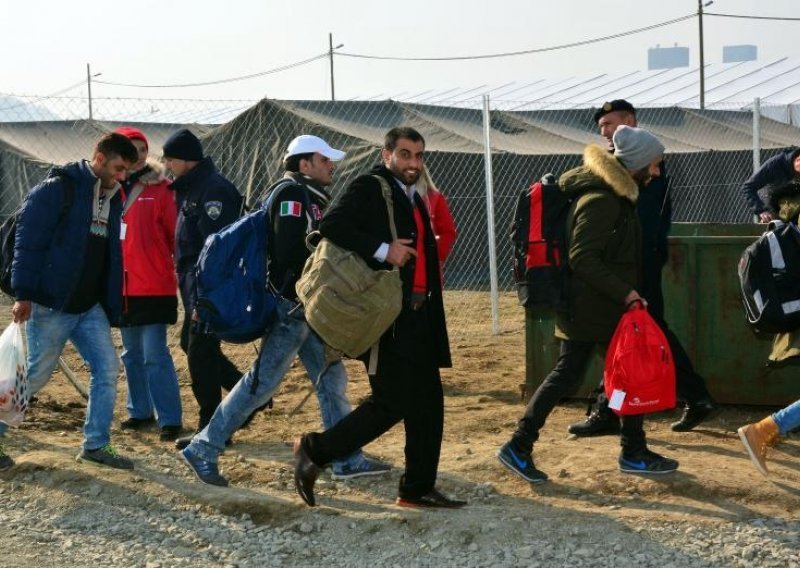 Kroz zimski centar u Slavonskom Brodu u 24 sata prošlo 5.000 izbjeglica