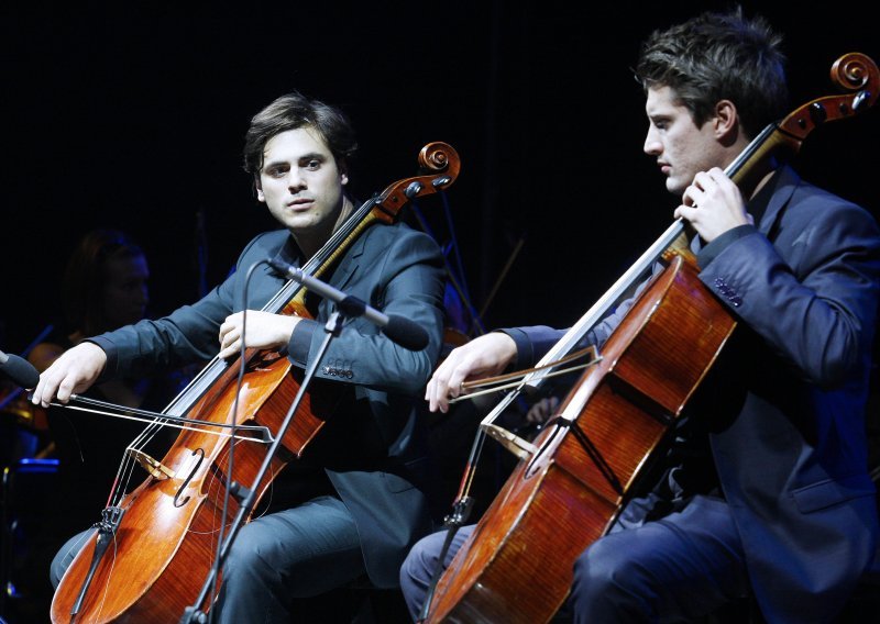 2Cellos donirali sredstva s aukcije svojih gudala