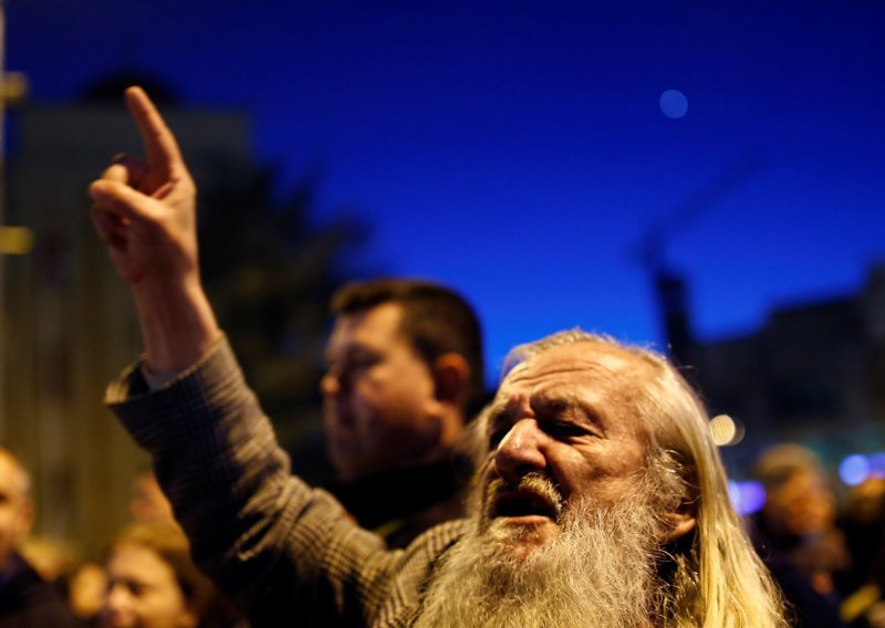 Makedonci već šestu noć na ulicama traže nove izbore