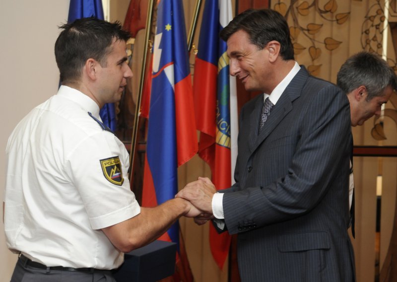 Policajcu koji je svladao Zagajskog Pahor uručio nagradu