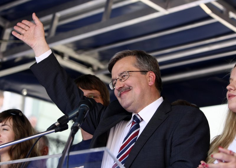 Komorowski lagano ispred Kaczynskog