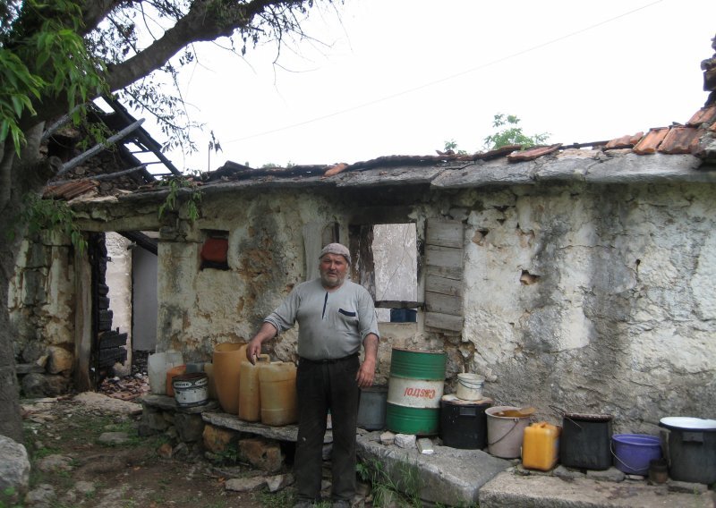 Izgorjela mu kuća pa spavao na zgarištu