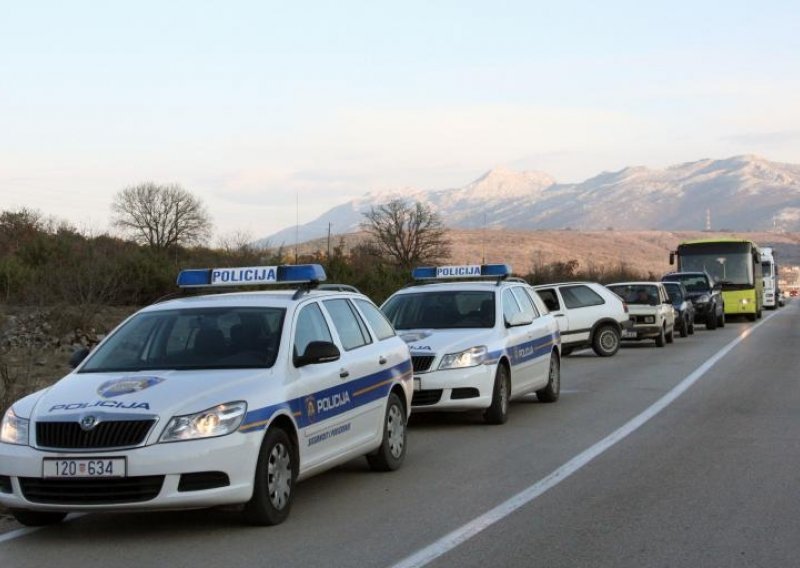 U slijetanju kombija s ceste poginuo vozač