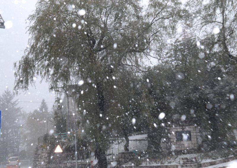 Snijeg i kiša otežavaju promet u većem dijelu Hrvatske