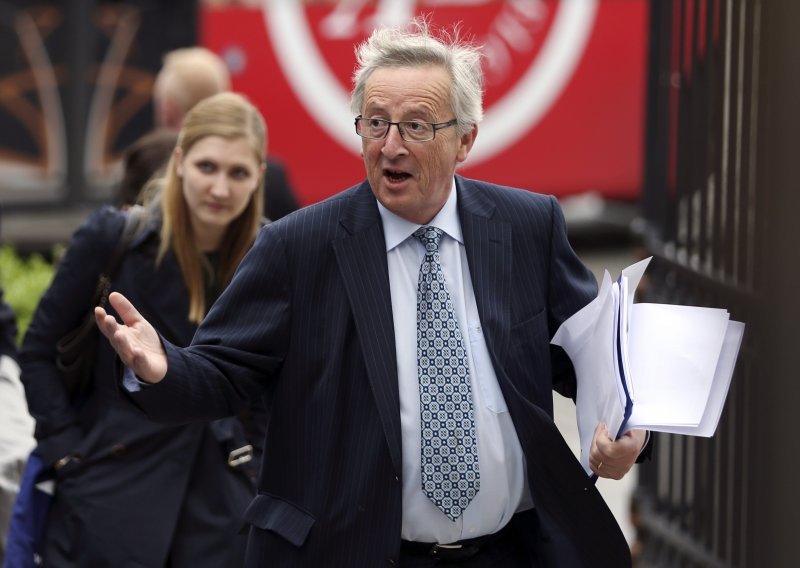 Britanci ne biraju sredstva: Juncker doručkuje konjak