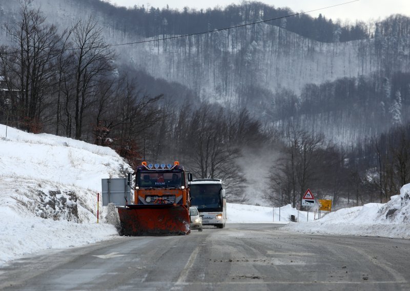 Snijeg prekrio Hrvatsku i uzrokovao poteškoće u prometu