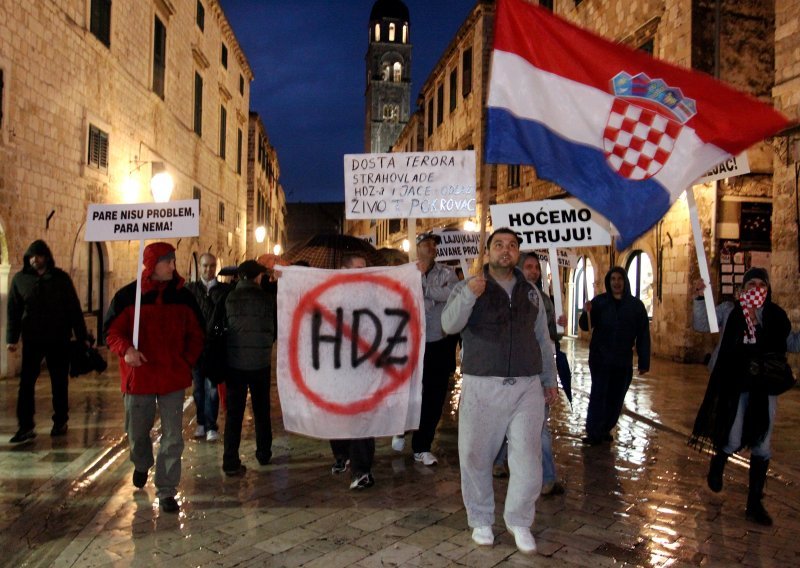 'Svega nam je dosta, bacit ćemo se s Pelješkog mosta!'