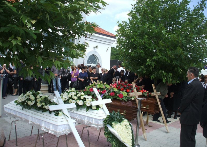 Dvije tisuće ljudi ispratilo obitelj Zaradić