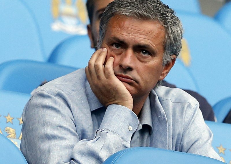 Mourinhu 'popustili' živci pa 'vritnjakom' udario navijača