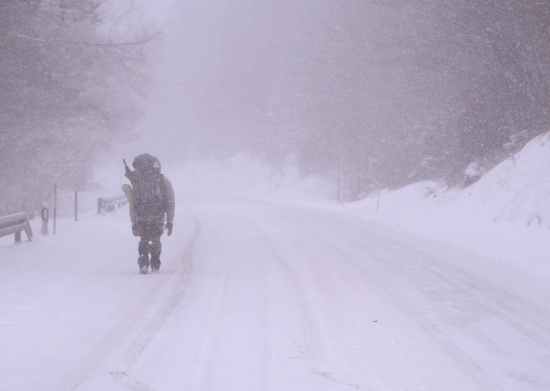 Snježni nanosi u Lici, Primorje zbog bure bez struje